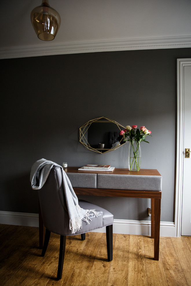 На фото: хозяйская спальня среднего размера в современном стиле с серыми стенами, паркетным полом среднего тона и коричневым полом с