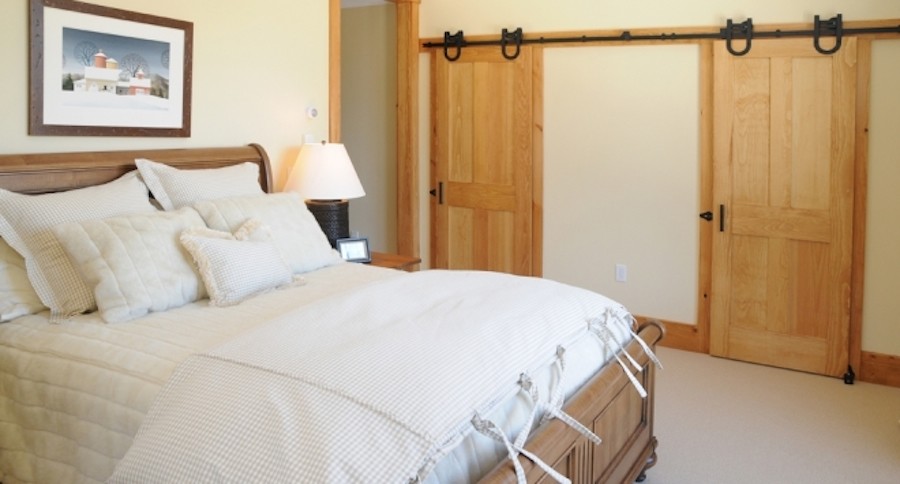 Идея дизайна: хозяйская спальня среднего размера в стиле рустика с белыми стенами и ковровым покрытием