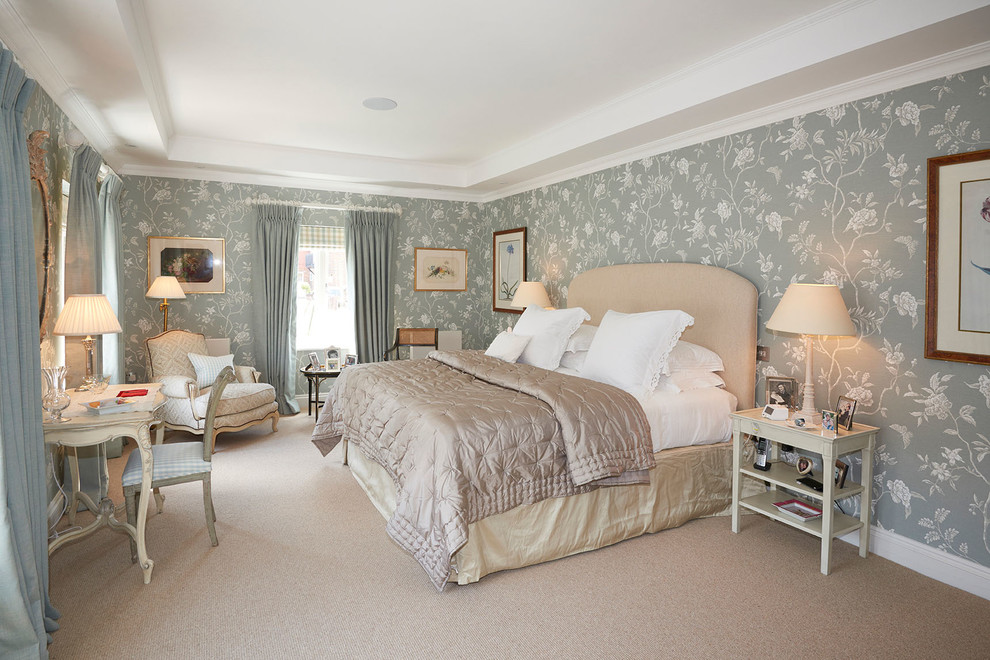Стильный дизайн: большая хозяйская спальня в классическом стиле с серыми стенами, ковровым покрытием и бежевым полом - последний тренд