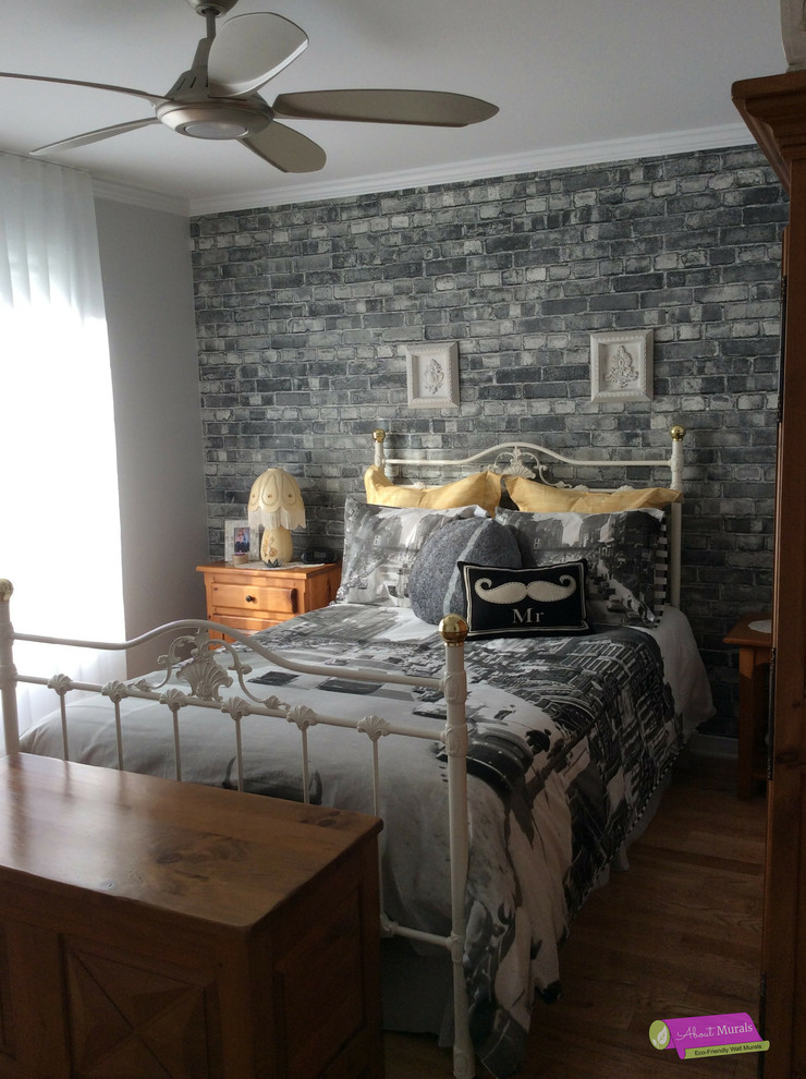 Hauptschlafzimmer mit grauer Wandfarbe und Tapetenwänden in Toronto
