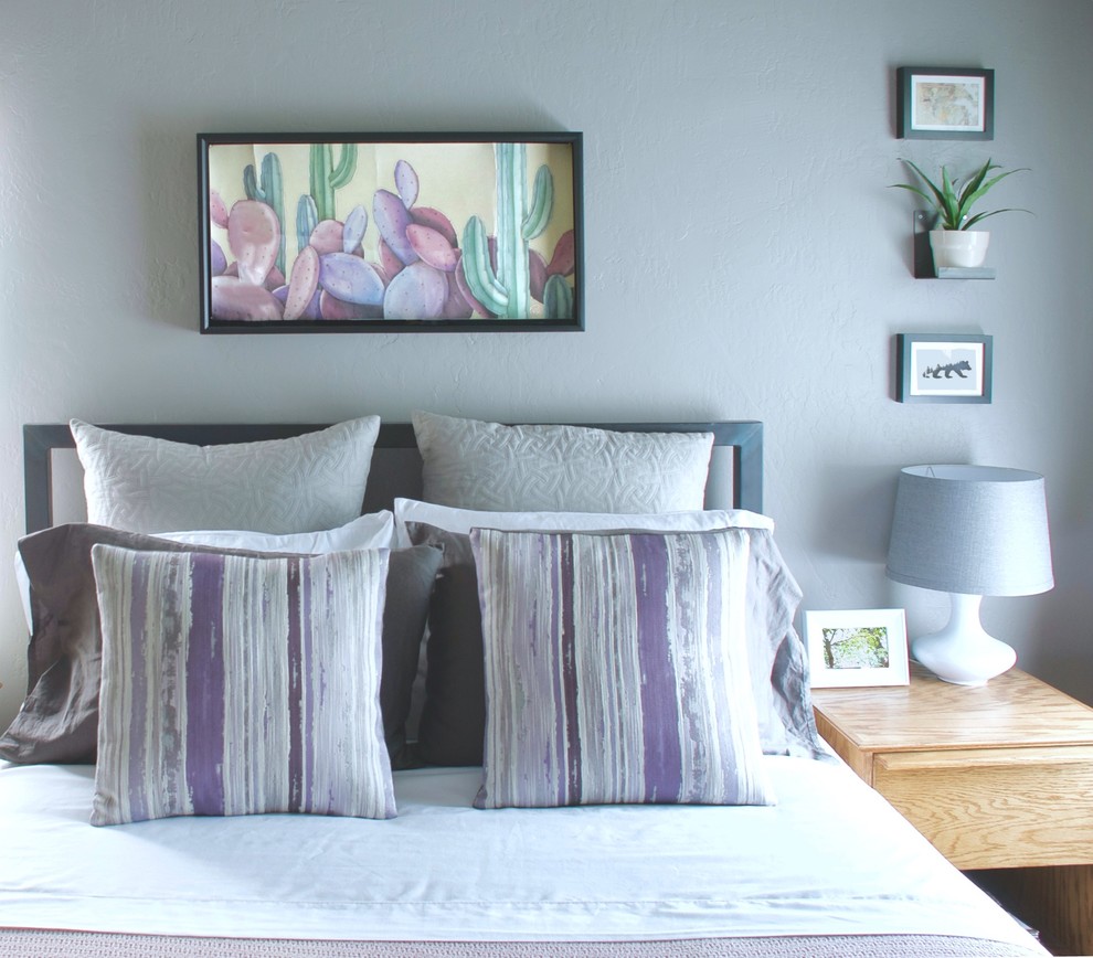 Imagen de habitación de invitados de estilo americano de tamaño medio sin chimenea con paredes grises y suelo de madera clara