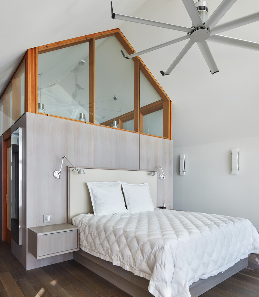Стильный дизайн: маленькая хозяйская спальня в современном стиле с белыми стенами, паркетным полом среднего тона и коричневым полом для на участке и в саду - последний тренд
