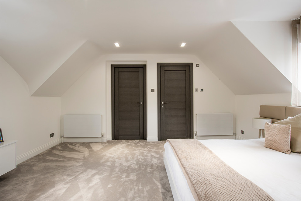 Cette photo montre une grande chambre moderne avec un mur blanc et un sol beige.