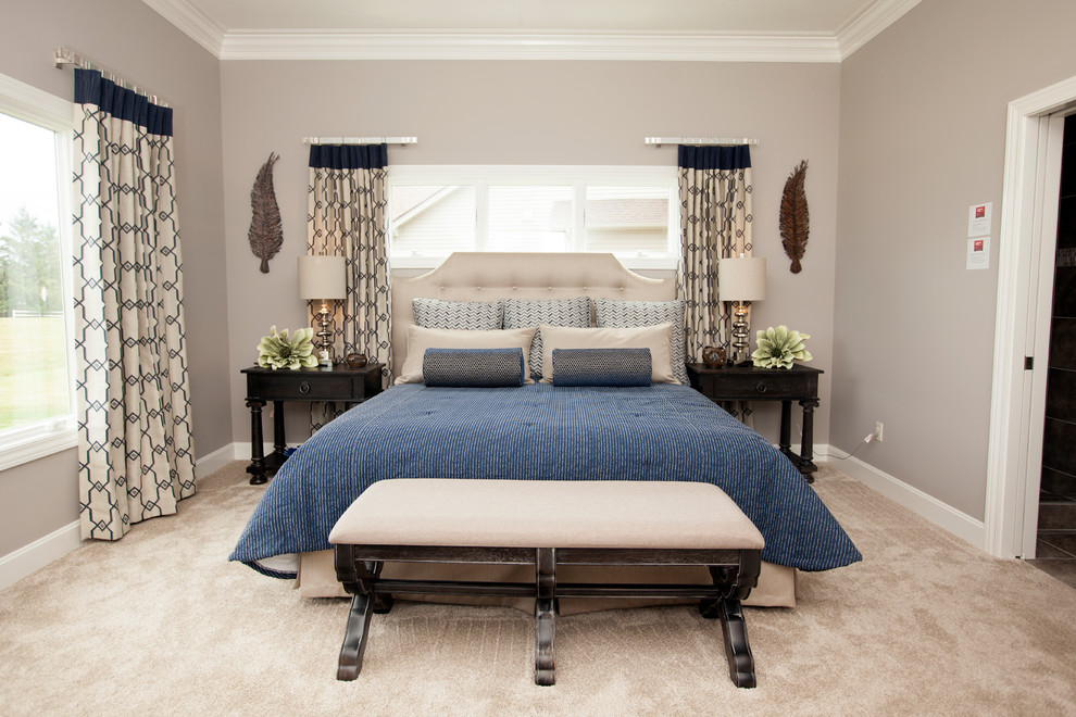Пример оригинального дизайна: хозяйская спальня среднего размера в стиле неоклассика (современная классика) с серыми стенами, ковровым покрытием и бежевым полом без камина
