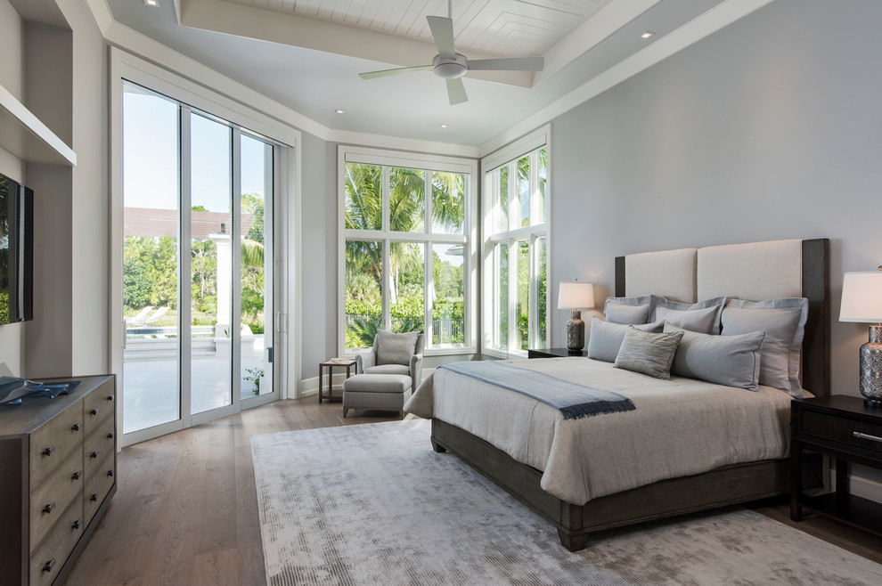 Mittelgroßes Klassisches Hauptschlafzimmer mit grauer Wandfarbe und hellem Holzboden in Miami