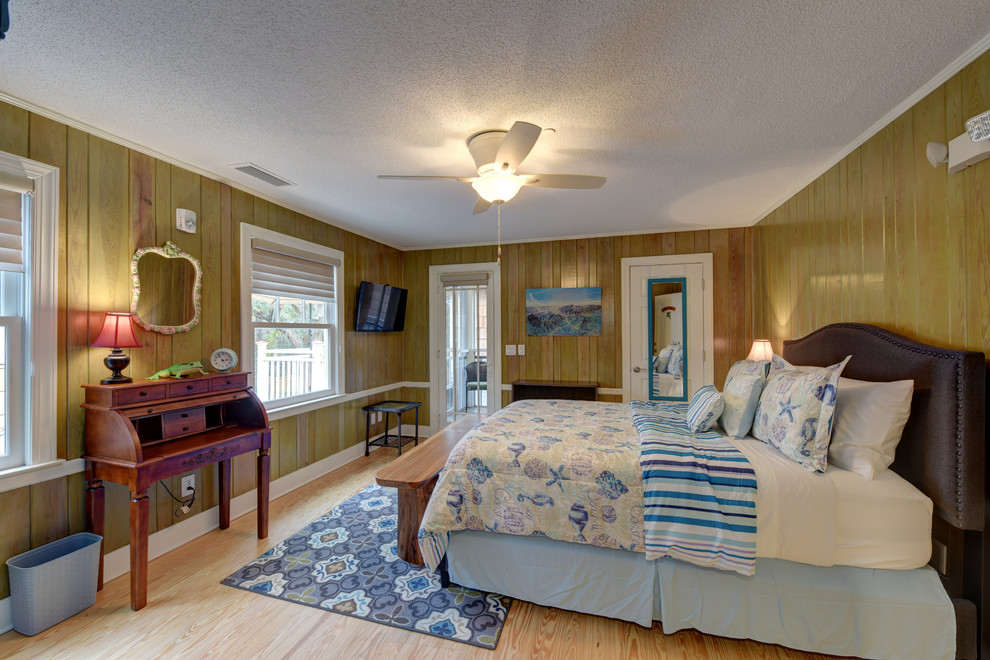 Стильный дизайн: большая гостевая спальня (комната для гостей) в морском стиле с зелеными стенами, светлым паркетным полом и бежевым полом без камина - последний тренд