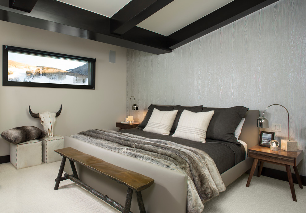 デンバーにある小さなコンテンポラリースタイルのおしゃれな客用寝室 (グレーの壁、カーペット敷き、暖炉なし、アクセントウォール) のレイアウト