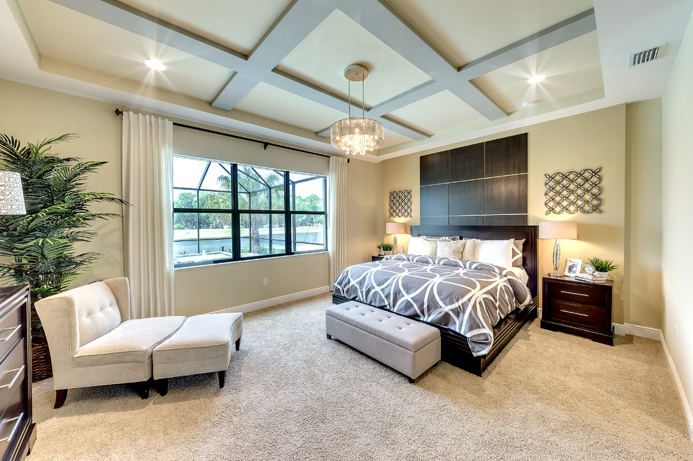 Стильный дизайн: большая хозяйская спальня в современном стиле с разноцветными стенами и ковровым покрытием - последний тренд