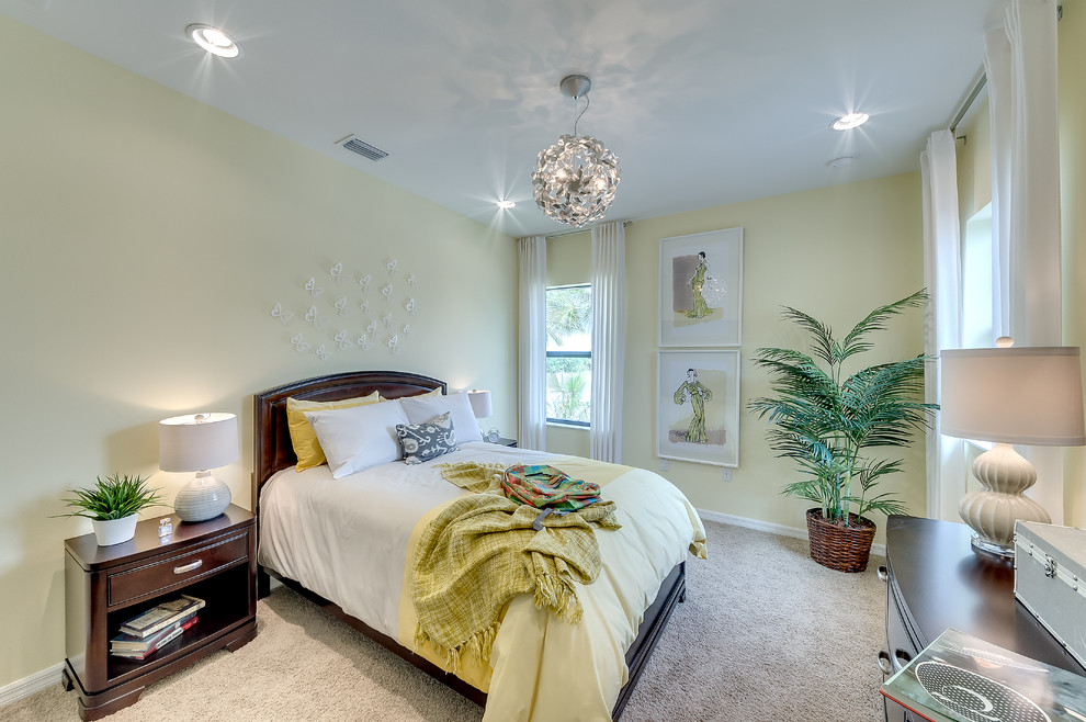 タンパにある中くらいなコンテンポラリースタイルのおしゃれな客用寝室 (黄色い壁、カーペット敷き) のインテリア