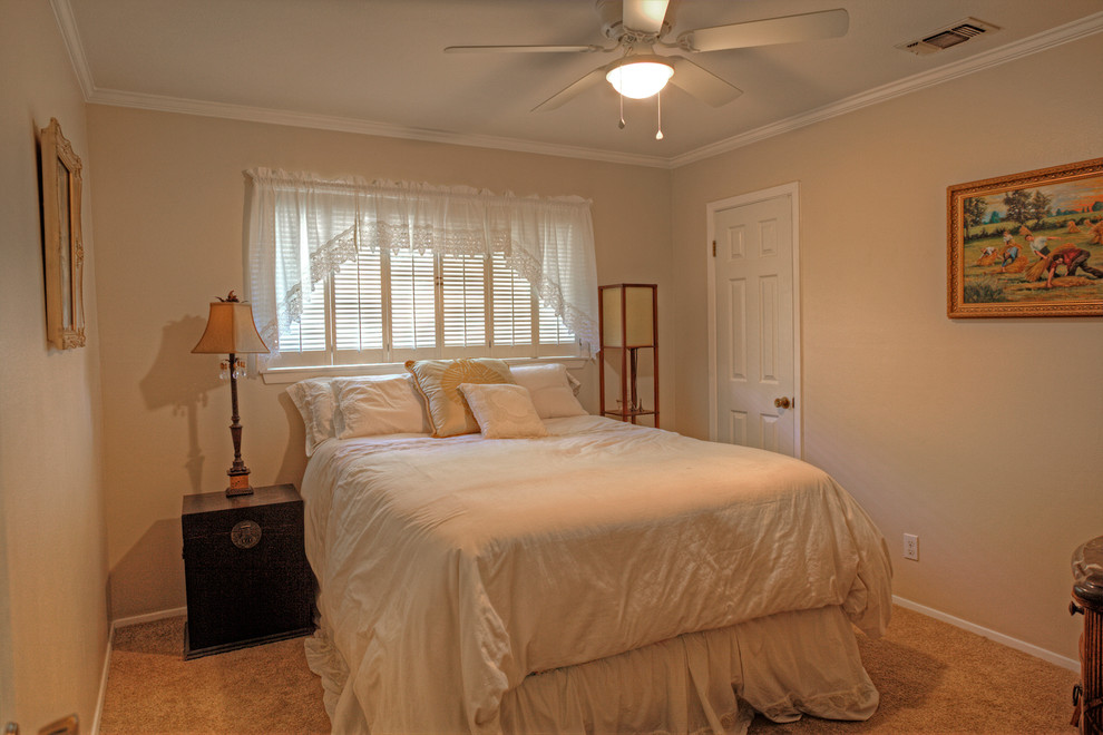 Idées déco pour une petite chambre classique avec un mur beige.