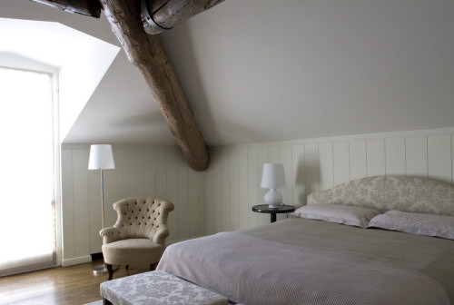 Imagen de dormitorio principal rústico extra grande con paredes blancas y suelo de madera en tonos medios