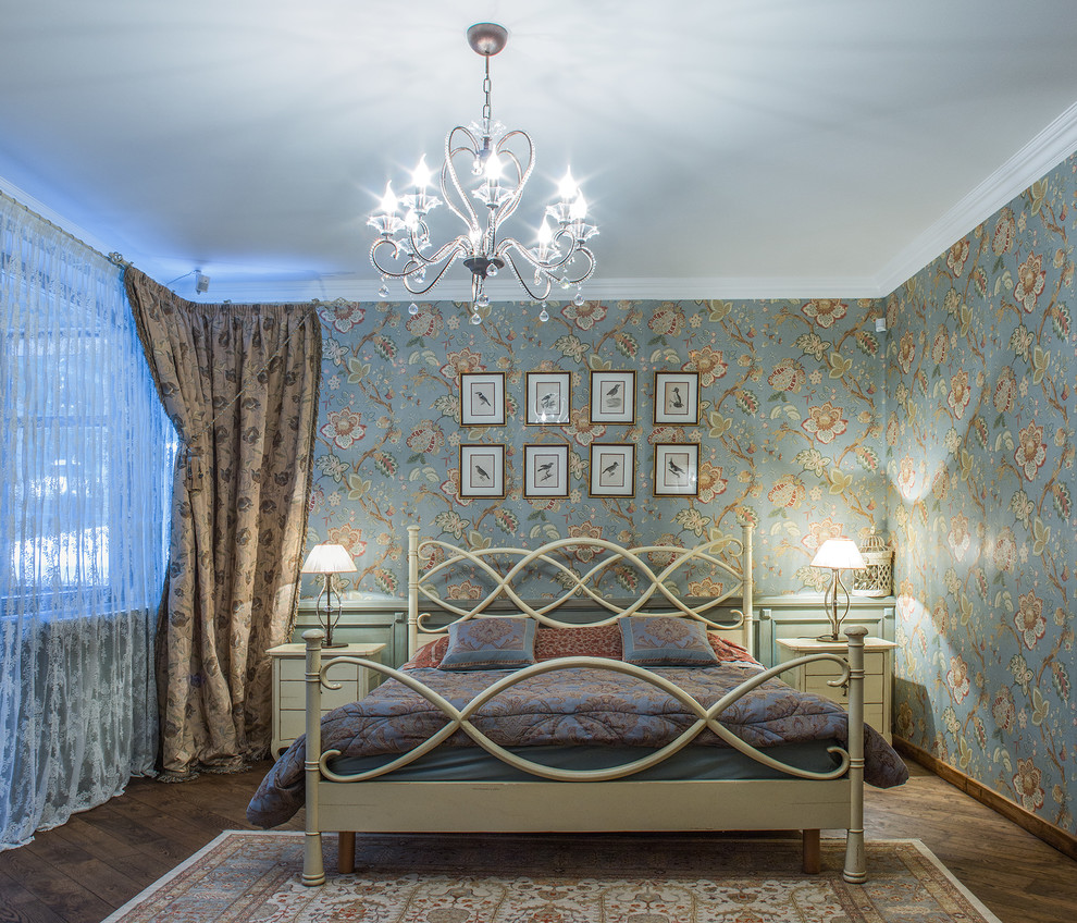 Mittelgroßes Klassisches Hauptschlafzimmer ohne Kamin mit braunem Holzboden und bunten Wänden in Moskau