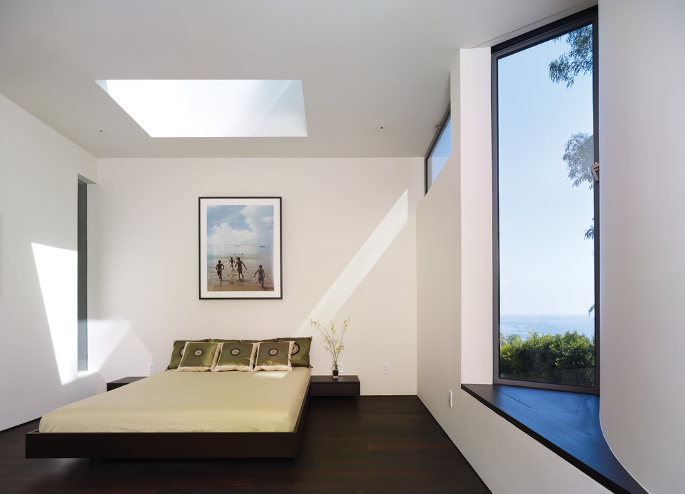 Foto de habitación de invitados moderna de tamaño medio sin chimenea con paredes blancas y suelo de madera oscura