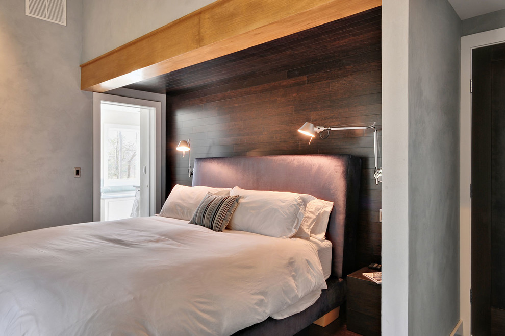 На фото: хозяйская спальня среднего размера в современном стиле с серыми стенами, темным паркетным полом и коричневым полом без камина с