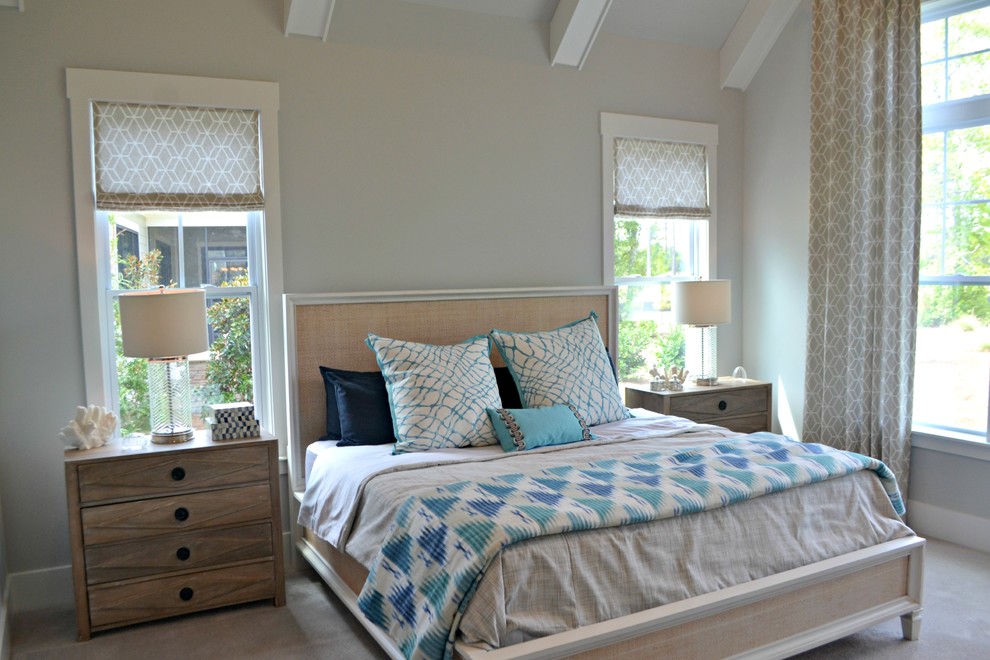 他の地域にあるビーチスタイルのおしゃれな寝室 (グレーの壁、カーペット敷き) のレイアウト