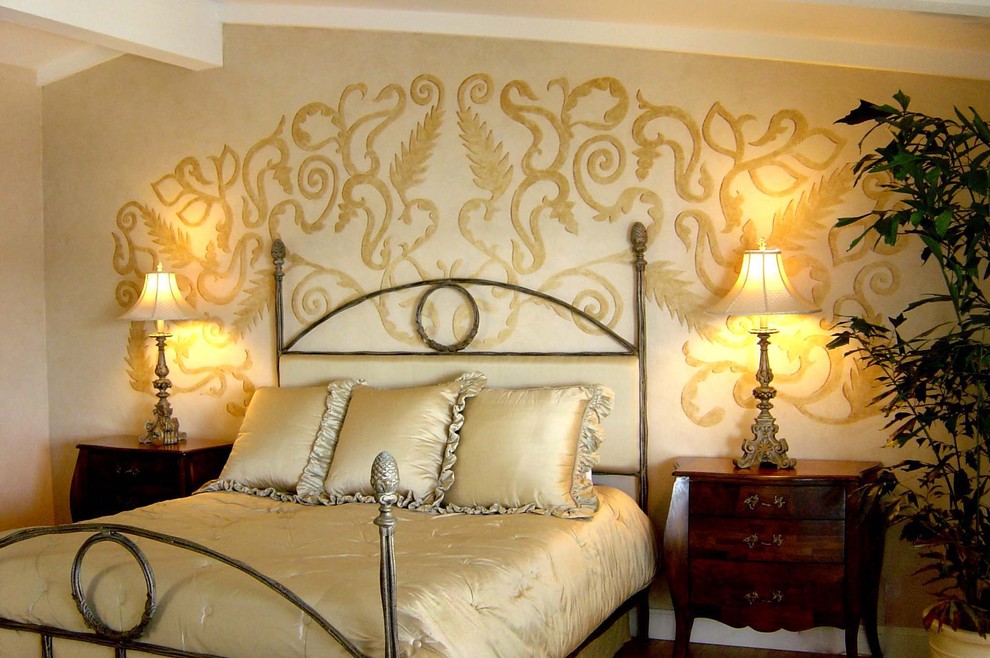 Exemple d'une chambre chic avec un mur beige.