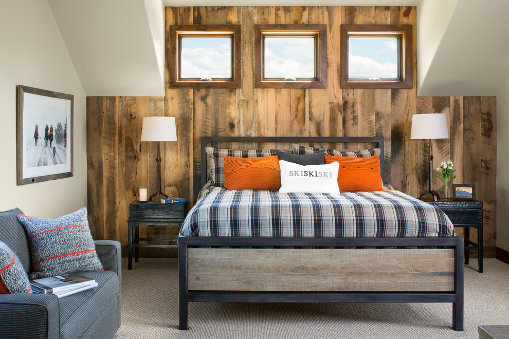 Rustikales Schlafzimmer mit brauner Wandfarbe, Teppichboden und grauem Boden in Denver
