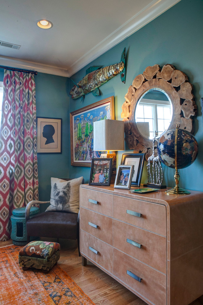 他の地域にある中くらいなエクレクティックスタイルのおしゃれな客用寝室 (青い壁、無垢フローリング) のインテリア