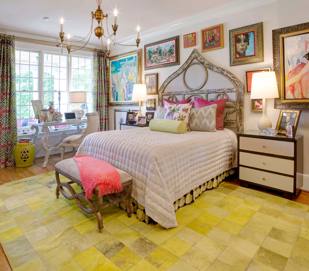 Idée de décoration pour une grande chambre parentale bohème avec un mur beige et un sol en bois brun.