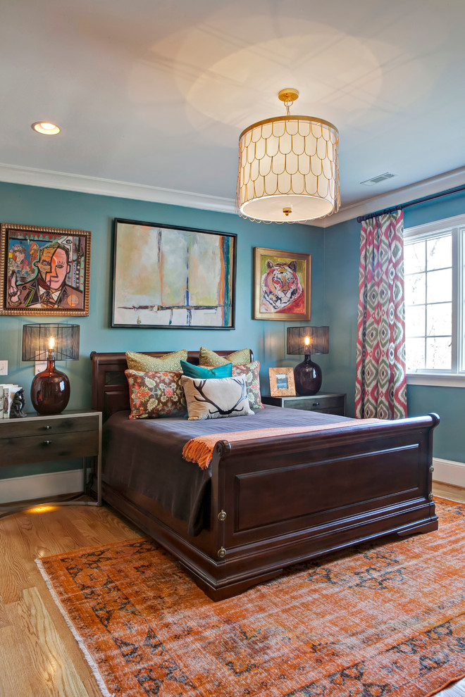 Idee per una camera degli ospiti eclettica di medie dimensioni con pareti blu e pavimento in legno massello medio