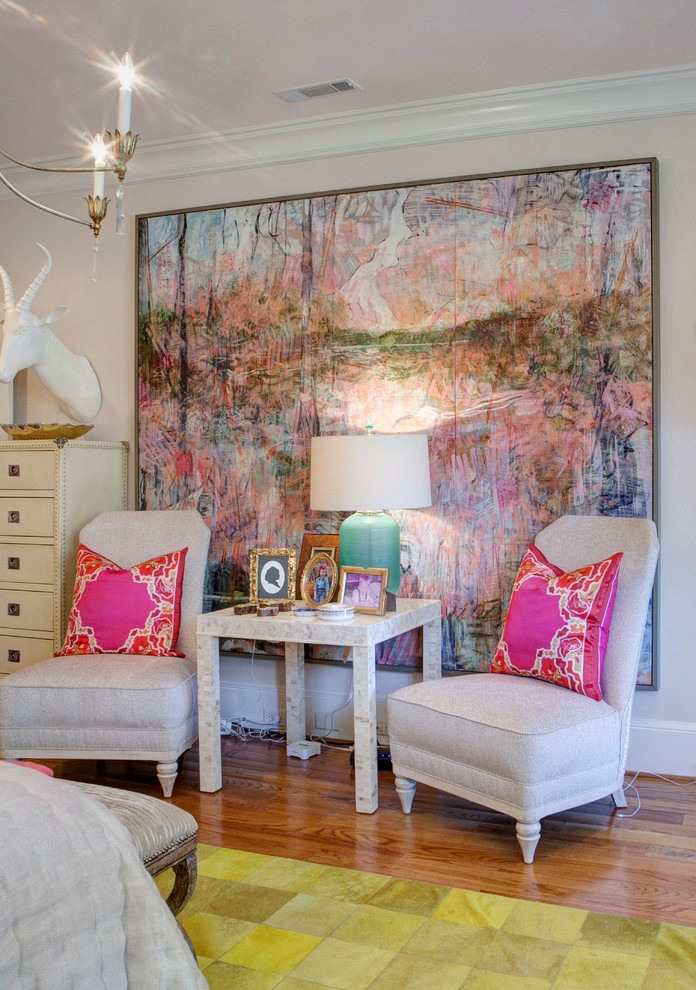 Großes Eklektisches Hauptschlafzimmer mit beiger Wandfarbe und braunem Holzboden in Sonstige