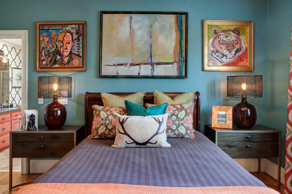 Immagine di una camera degli ospiti boho chic di medie dimensioni con pareti blu e pavimento in legno massello medio