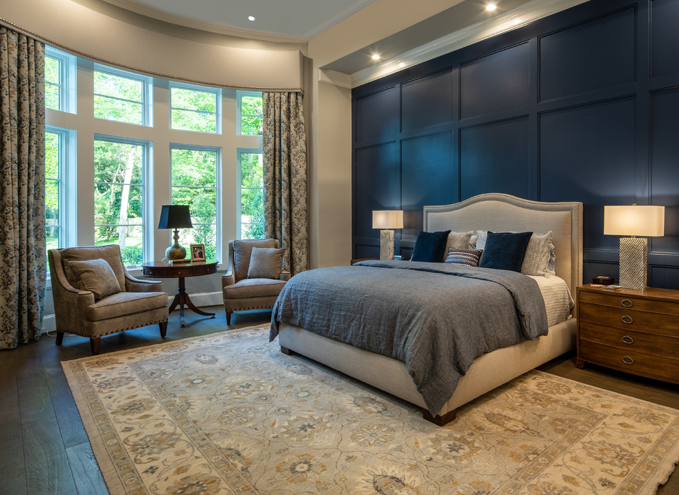 ヒューストンにある巨大なトランジショナルスタイルのおしゃれな主寝室 (青い壁、濃色無垢フローリング、茶色い床)