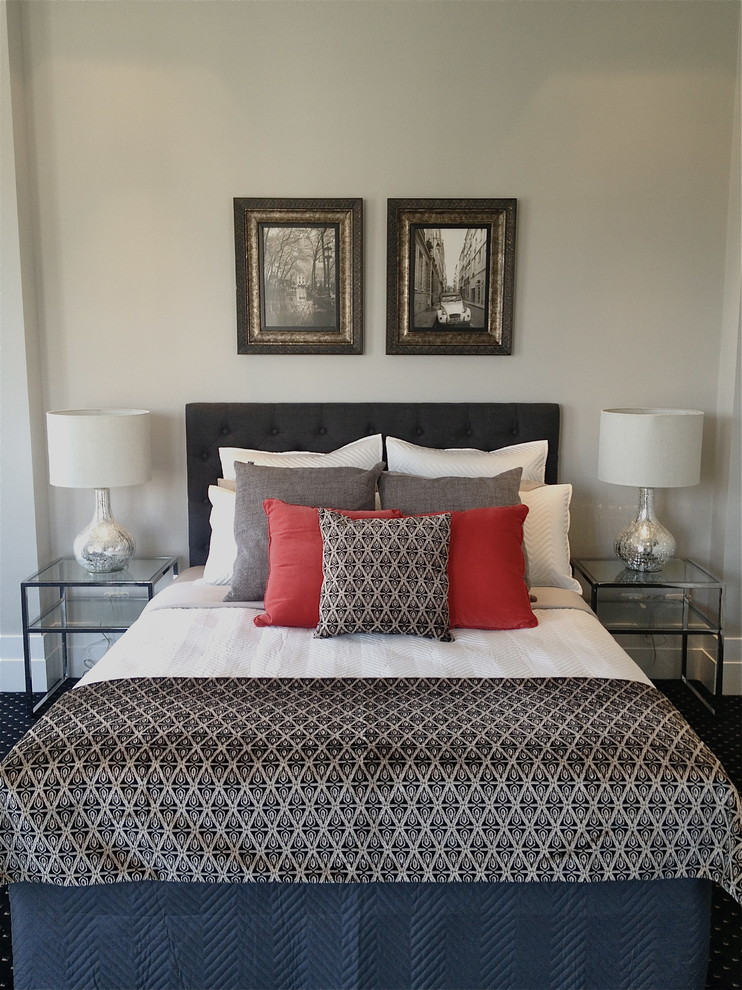 Ejemplo de dormitorio principal clásico de tamaño medio sin chimenea con paredes grises, moqueta y suelo azul