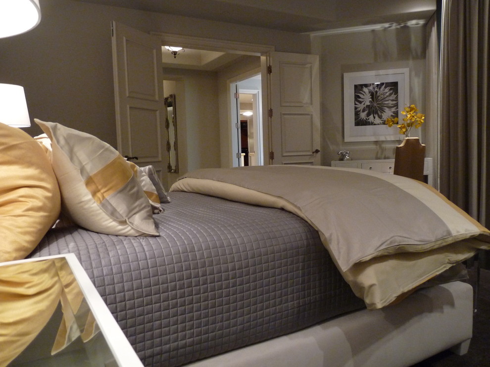 Foto de habitación de invitados clásica de tamaño medio con paredes grises y suelo de madera oscura