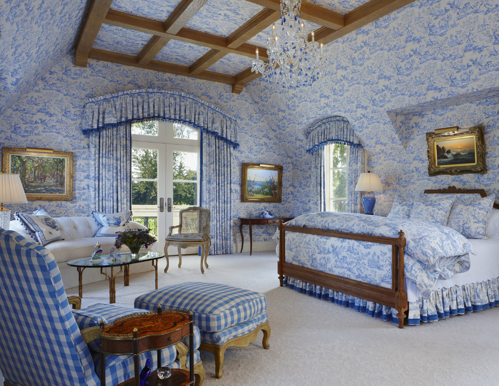 Идея дизайна: спальня в классическом стиле с синими стенами и ковровым покрытием