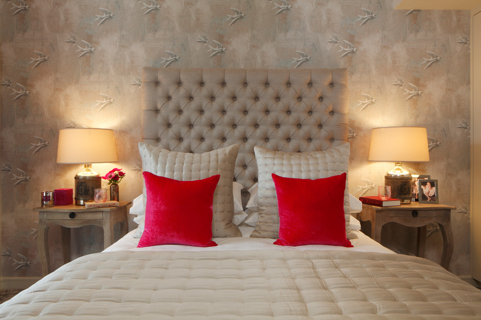 Klassisches Schlafzimmer mit beiger Wandfarbe in London