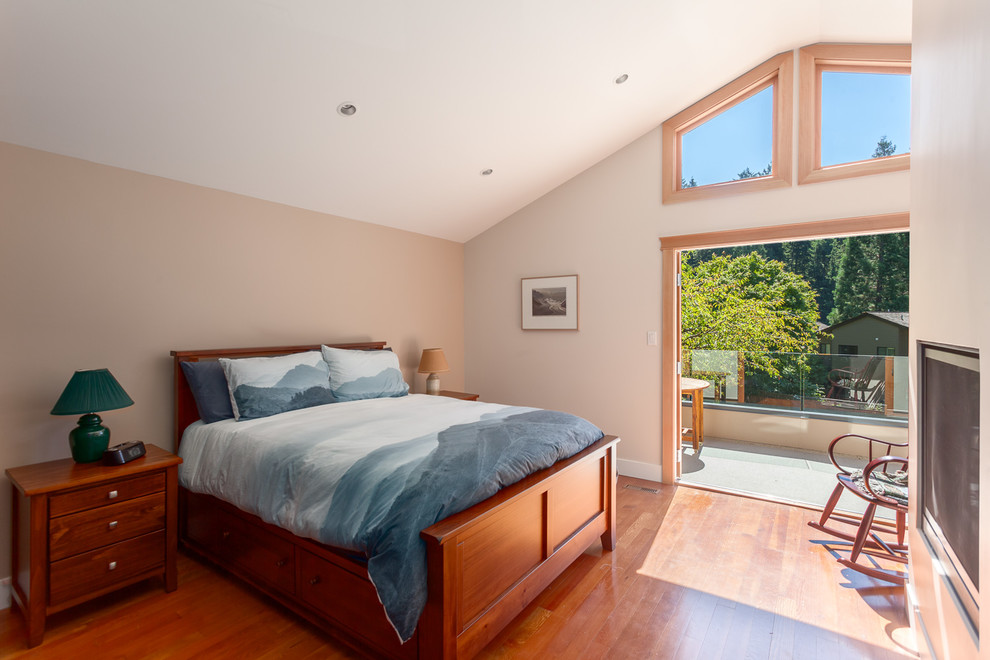 Exemple d'une chambre parentale chic de taille moyenne avec un mur beige, un sol en bois brun, une cheminée standard et un sol marron.