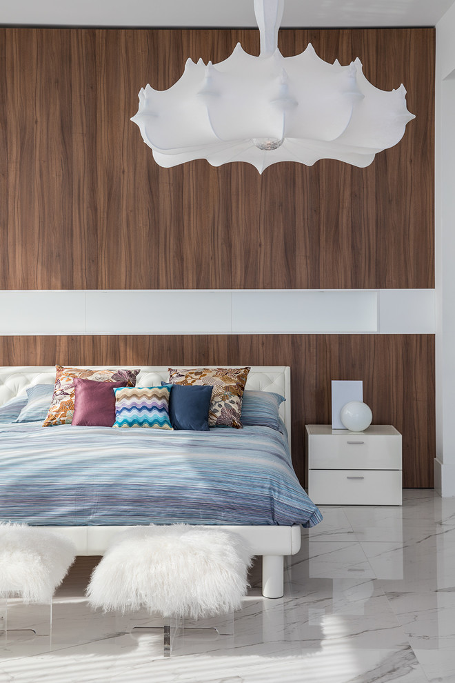 Ejemplo de dormitorio actual con paredes marrones y suelo blanco