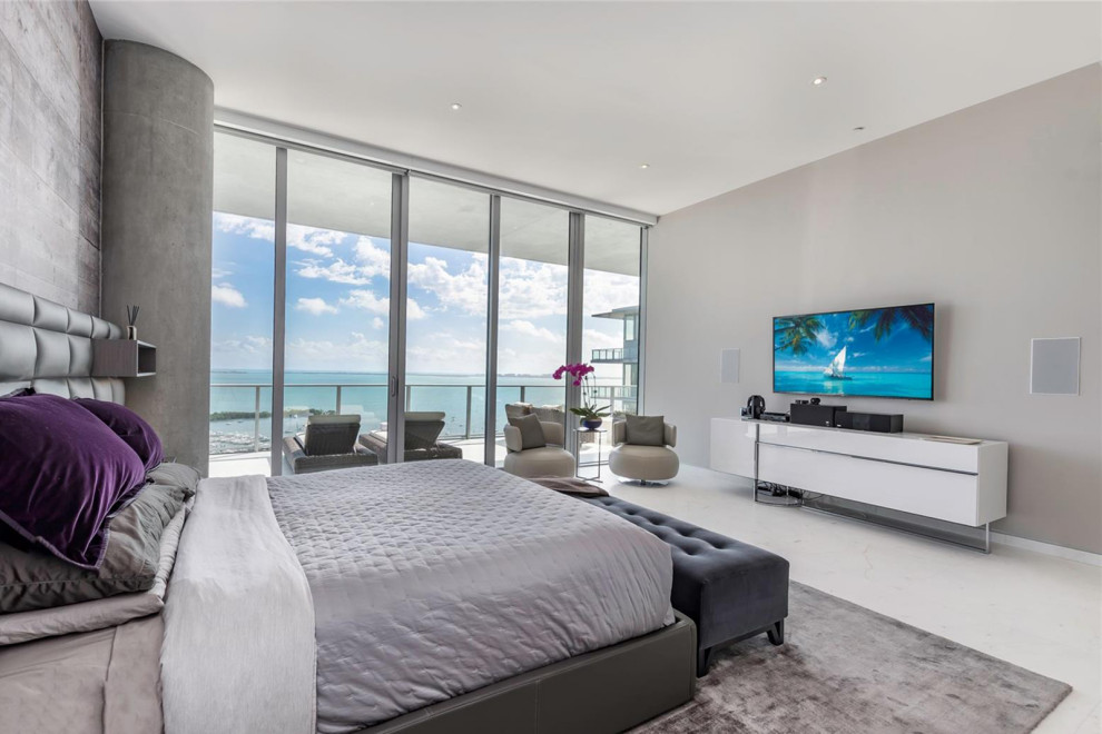 Mittelgroßes Modernes Hauptschlafzimmer mit grauer Wandfarbe, Marmorboden und weißem Boden in Miami