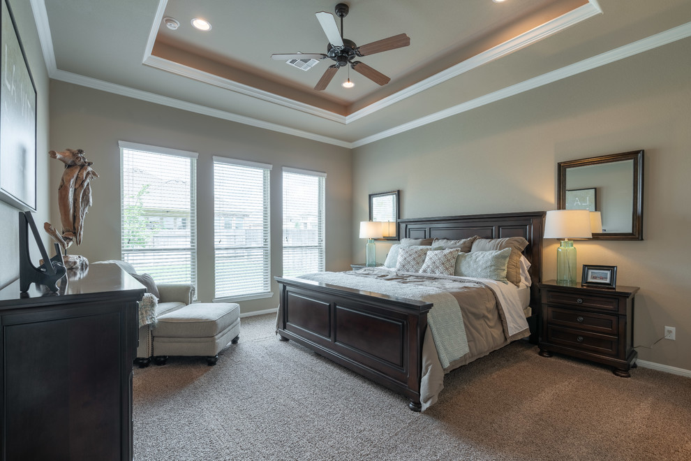 Foto de dormitorio principal clásico renovado de tamaño medio sin chimenea con paredes beige, moqueta y suelo beige
