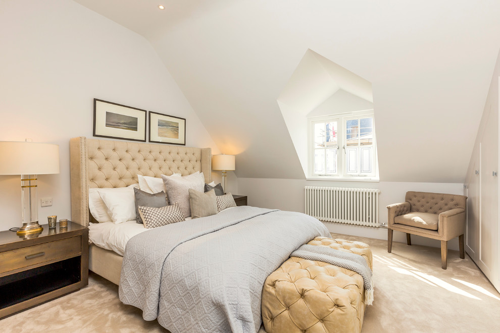 Mittelgroßes Klassisches Hauptschlafzimmer ohne Kamin mit Teppichboden, beigem Boden und weißer Wandfarbe in London