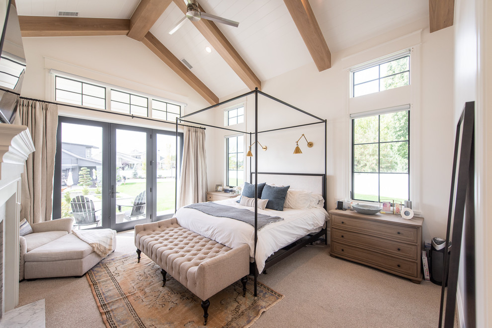 Landhaus Schlafzimmer mit weißer Wandfarbe, Teppichboden und beigem Boden in Salt Lake City