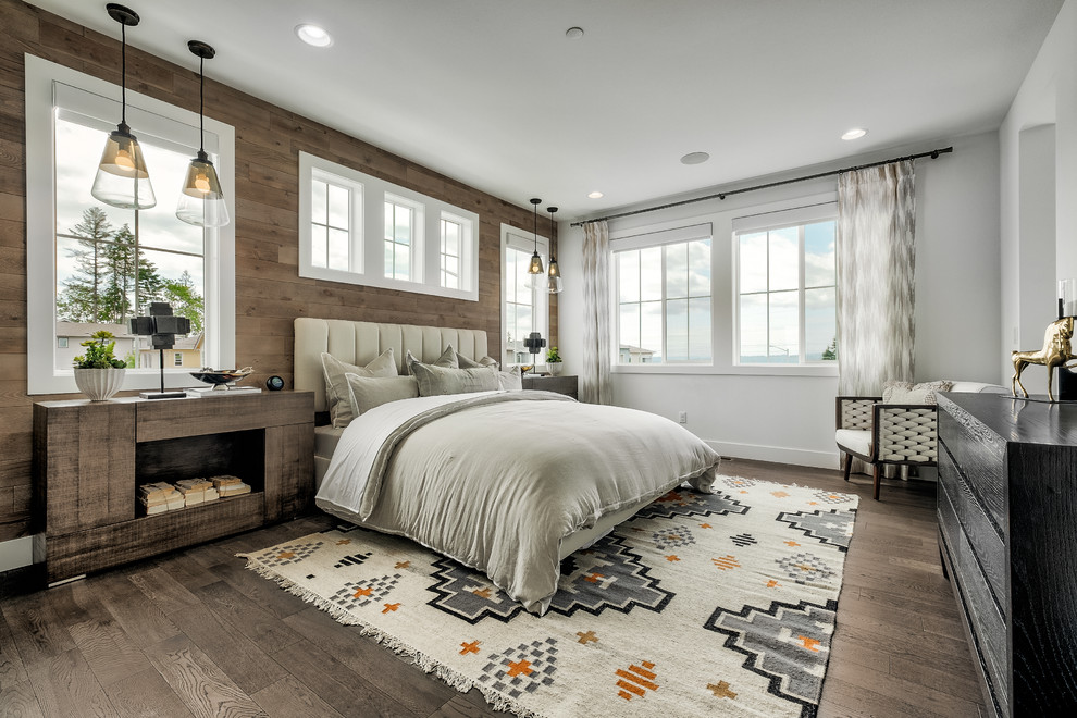 Стильный дизайн: спальня в стиле кантри с серыми стенами, темным паркетным полом и коричневым полом - последний тренд