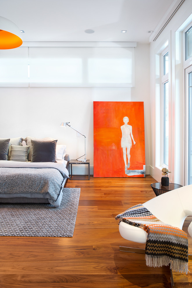 Cette image montre une chambre design avec un mur blanc, un sol en bois brun et un sol orange.
