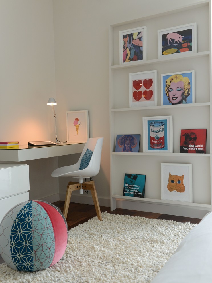Immagine di una camera da letto design con pareti bianche, parquet scuro e angolo studio