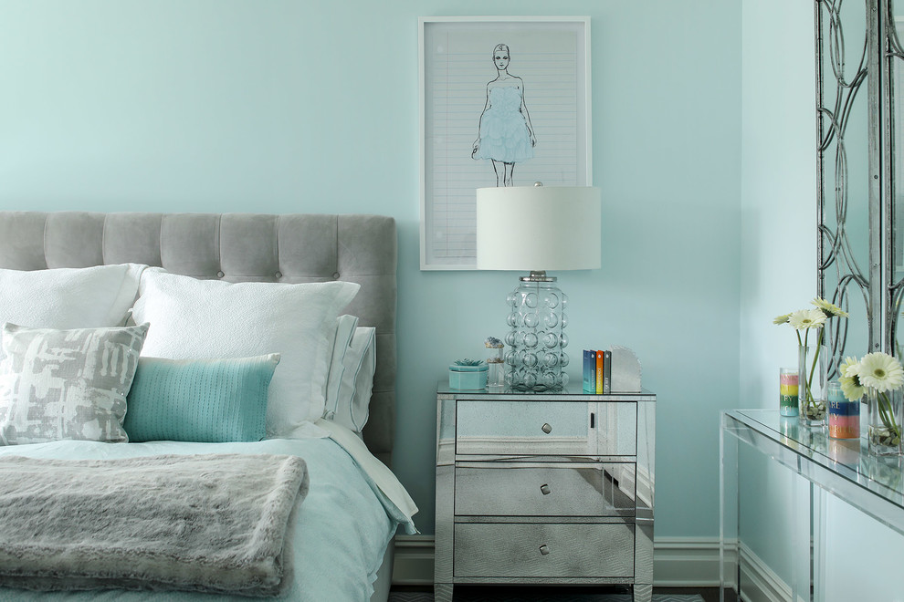 На фото: гостевая спальня среднего размера, (комната для гостей) в стиле неоклассика (современная классика) с синими стенами, ковровым покрытием и серым полом с