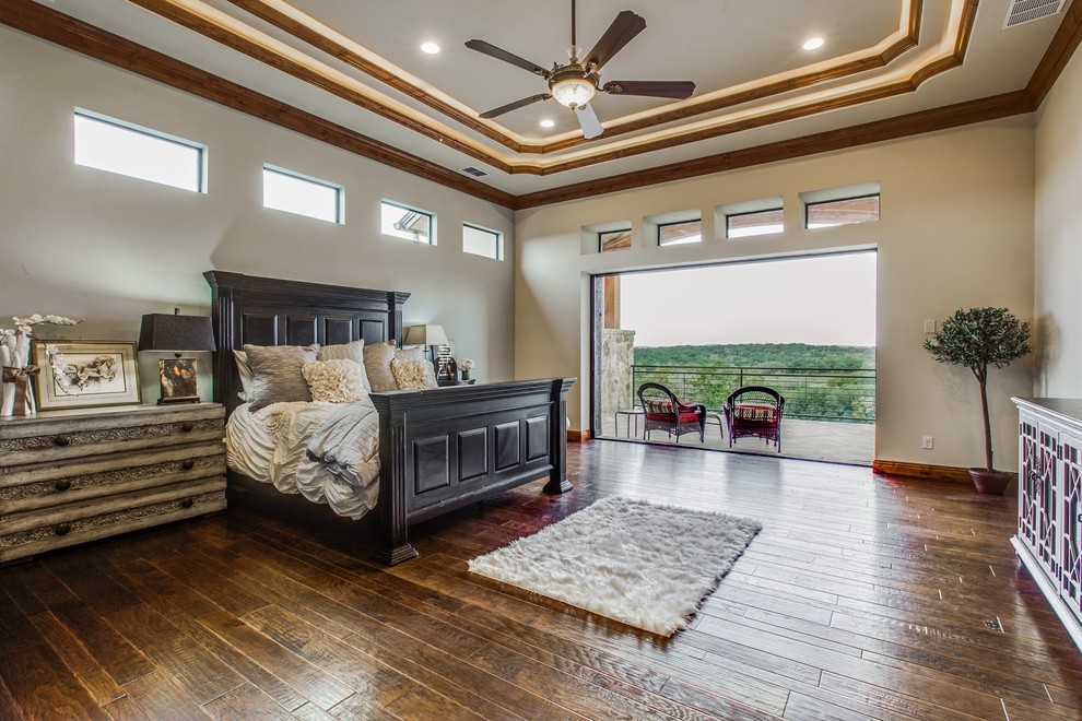 Diseño de dormitorio principal tradicional renovado extra grande con suelo de madera en tonos medios
