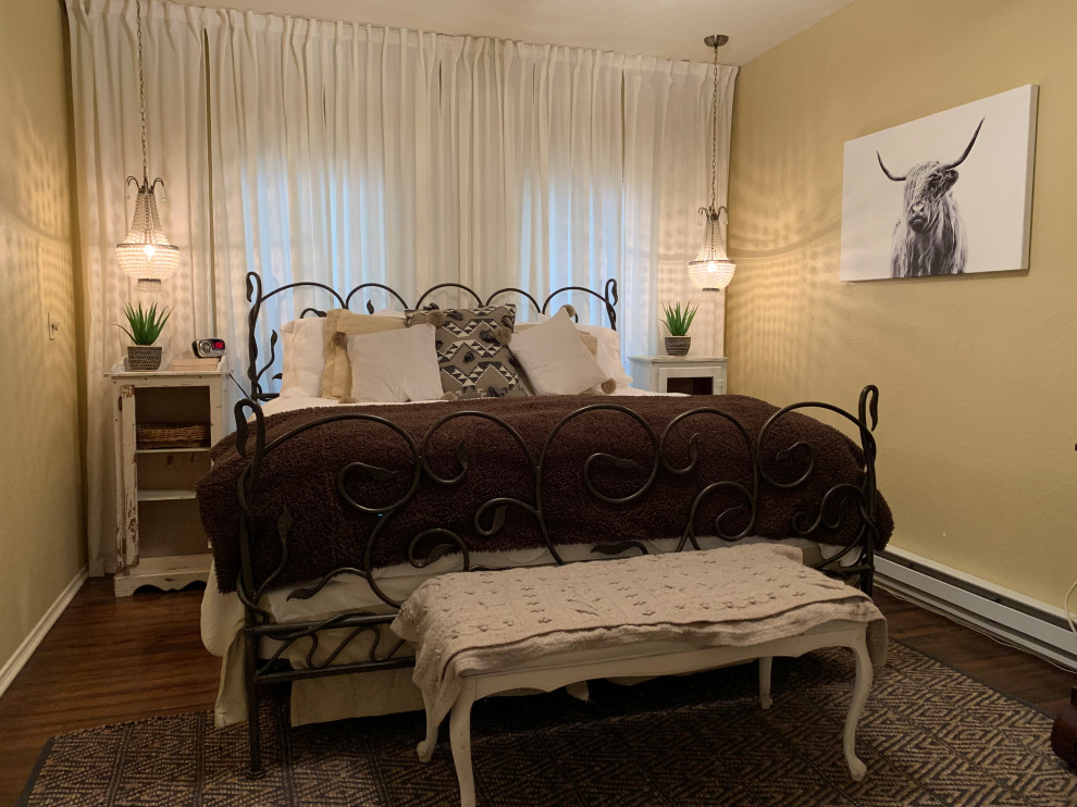 Foto de dormitorio principal nórdico de tamaño medio con paredes beige, suelo de madera en tonos medios y suelo marrón