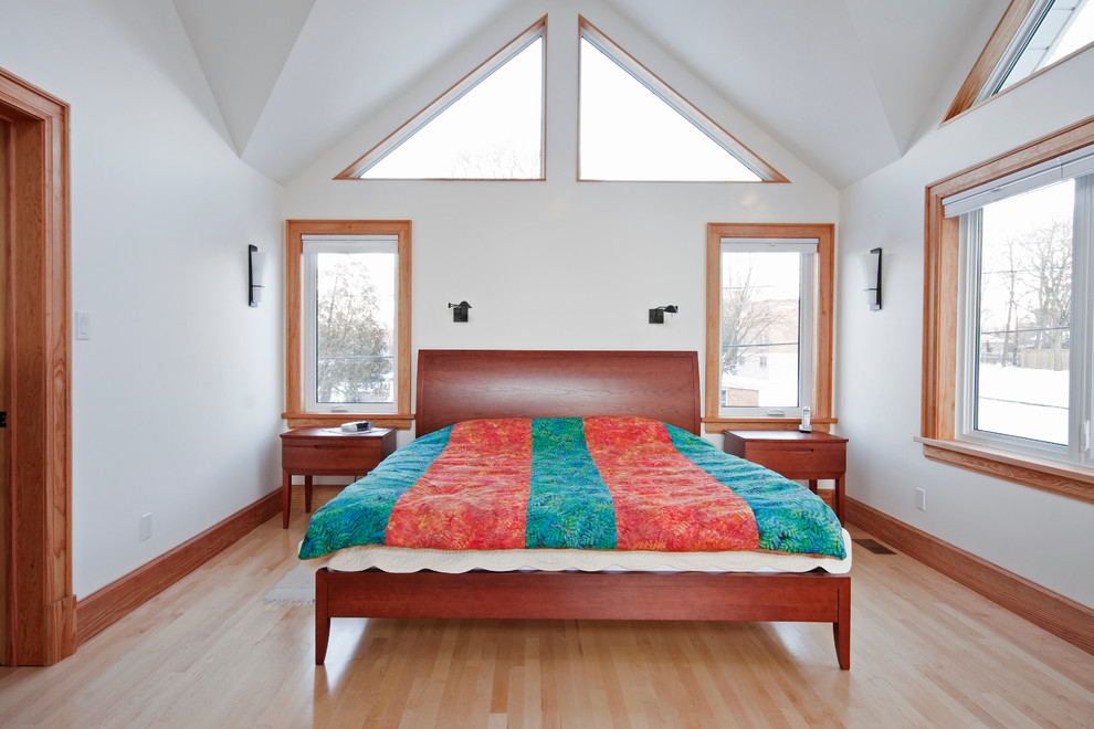 Großes Modernes Hauptschlafzimmer mit weißer Wandfarbe und hellem Holzboden in Toronto
