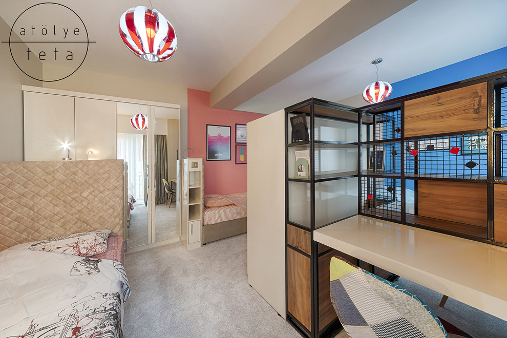 Immagine di una camera da letto moderna di medie dimensioni con pareti beige, parquet chiaro e pavimento beige