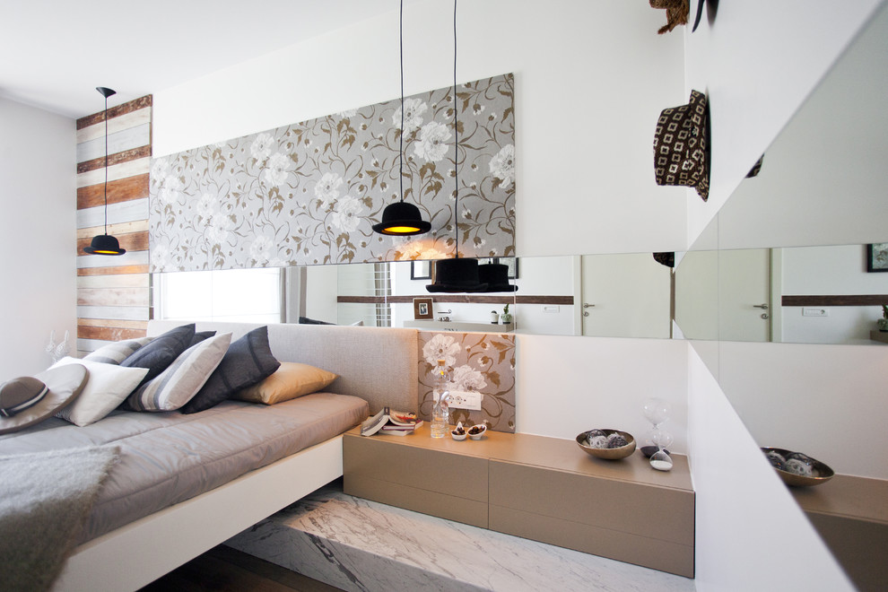Свежая идея для дизайна: спальня на мансарде в стиле фьюжн с белыми стенами - отличное фото интерьера