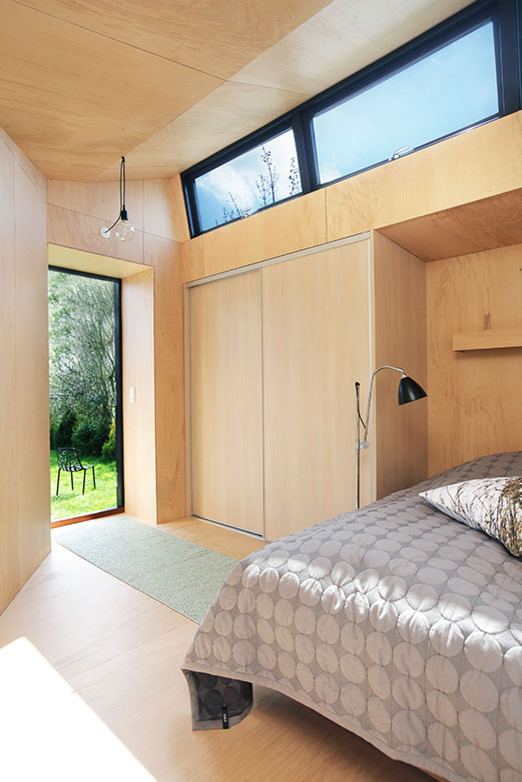 Свежая идея для дизайна: маленькая спальня в современном стиле для на участке и в саду - отличное фото интерьера