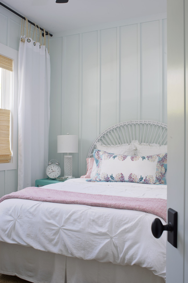 На фото: спальня в стиле шебби-шик с белыми стенами с