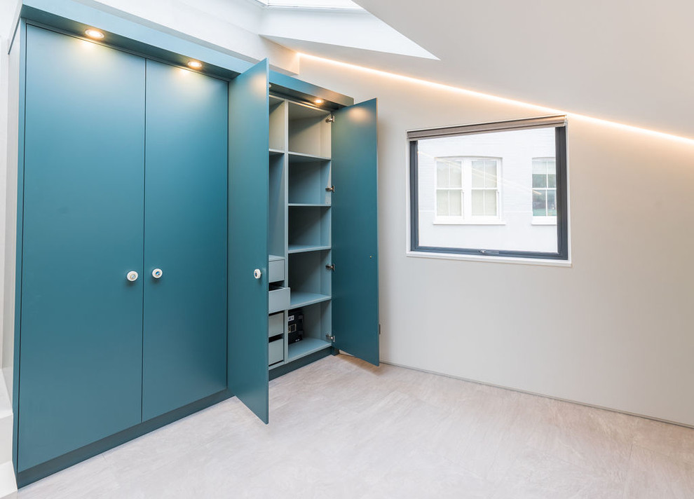 Mittelgroßes Modernes Gästezimmer ohne Kamin mit grauer Wandfarbe, Porzellan-Bodenfliesen und grauem Boden in London