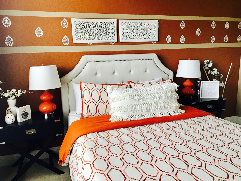 Стильный дизайн: спальня среднего размера в стиле неоклассика (современная классика) с оранжевыми стенами и ковровым покрытием без камина - последний тренд